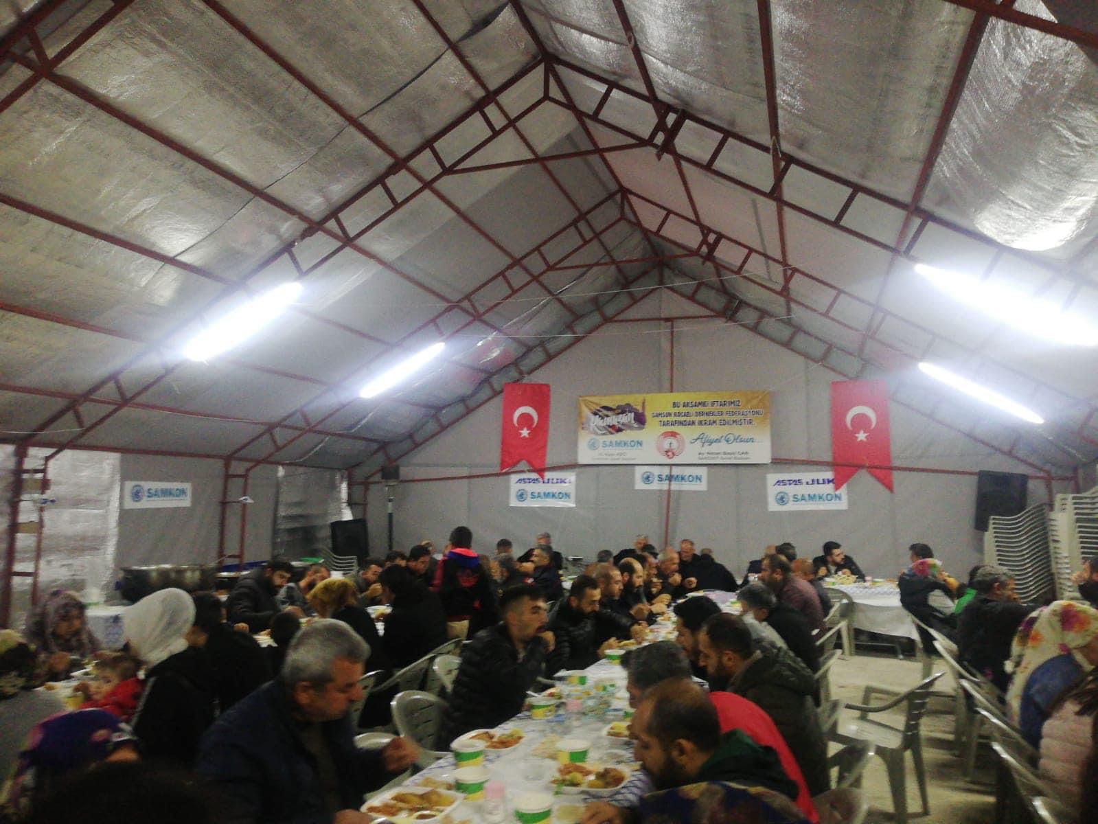 Adıyamanda SAMKON olarak oluşturduğumuz konteyner evlerinden kurulu Samsun Köyündeki iftar çadırında depremzede kardeşlerimize sıcak yemek vermeye devam ediyoruz