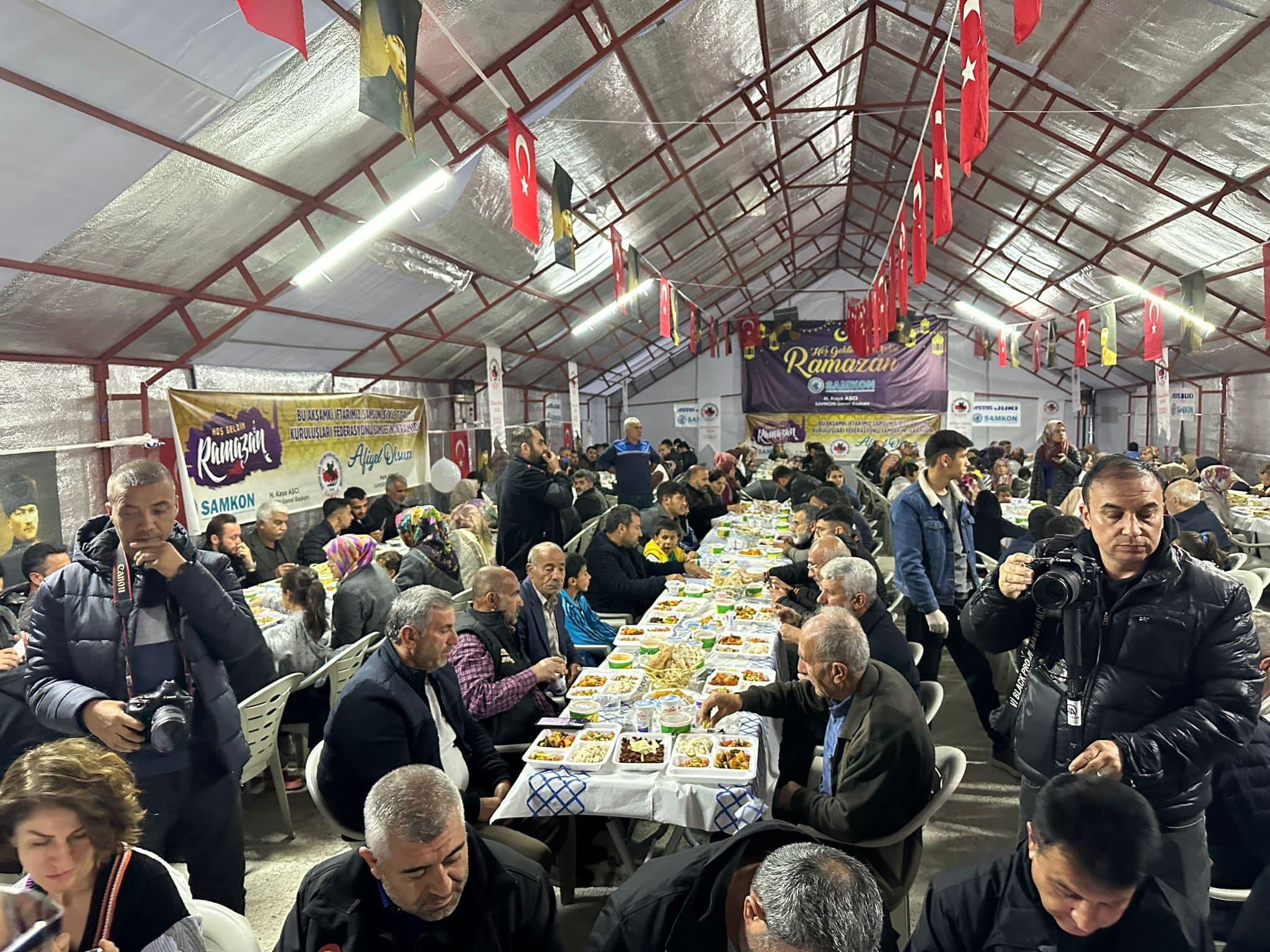 Adıyamanda SAMKON olarak oluşturduğumuz konteyner evlerden kurulu Samsun Köyündeki iftar çadırında depremzede kardeşlerimize sıcak yemek vermeye devam ediyoruz