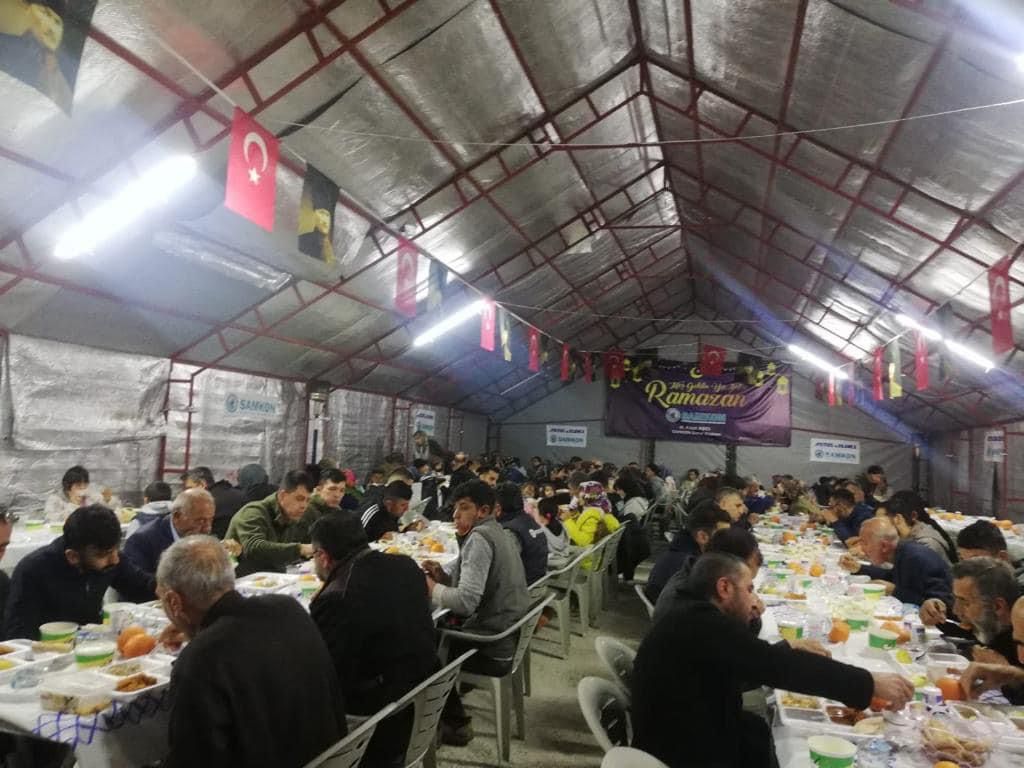 Adıyamanda SAMKON olarak oluşturduğumuz konteyner evlerden kurulu Samsun Köyündeki iftar çadırında depremzede kardeşlerimize sıcak yemek vermeye devam ediyoruz