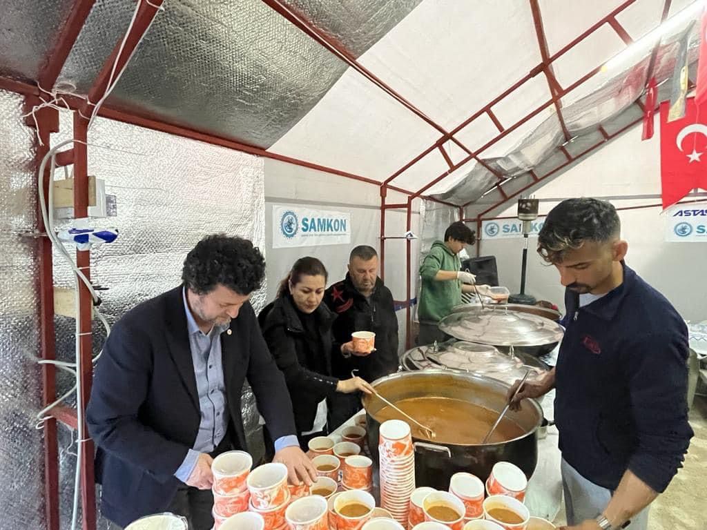 Adıyamanda SAMKON olarak oluşturduğumuz konteyner evlerden kurulu Samsun Köyündeki iftar çadırında depremzede kardeşlerimize sıcak yemek vermeye devam ediyoruz