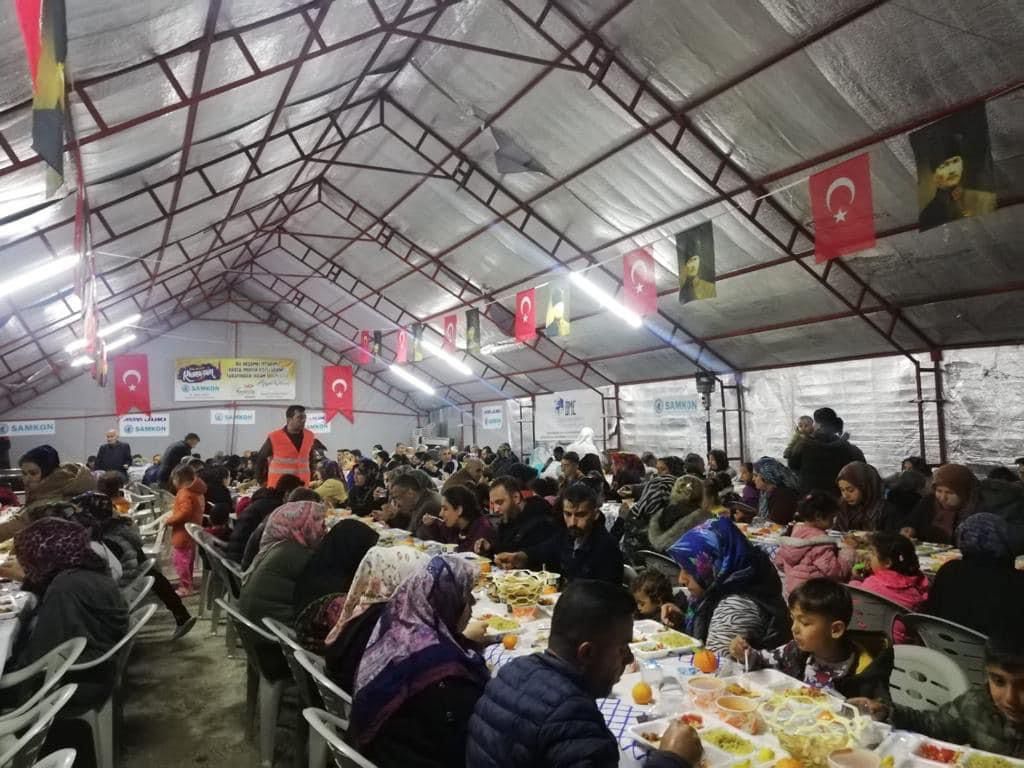 Adıyamanda SAMKON olarak oluşturduğumuz konteyner evlerden kurulu Samsun Köyündeki iftar çadırında depremzede kardeşlerimize sıcak yemek vermeye devam ediyoruz