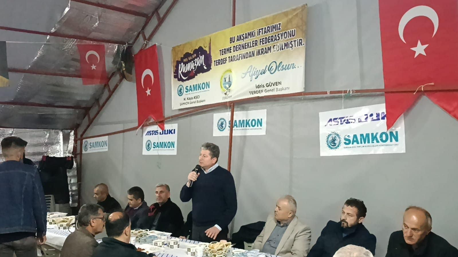 Adıyamanda SAMKON olarak oluşturduğumuz konteyner evlerden kurulu Samsun Köyündeki iftar çadırında depremzede kardeşlerimize sıcak yemek vermeye devam ediyoruz