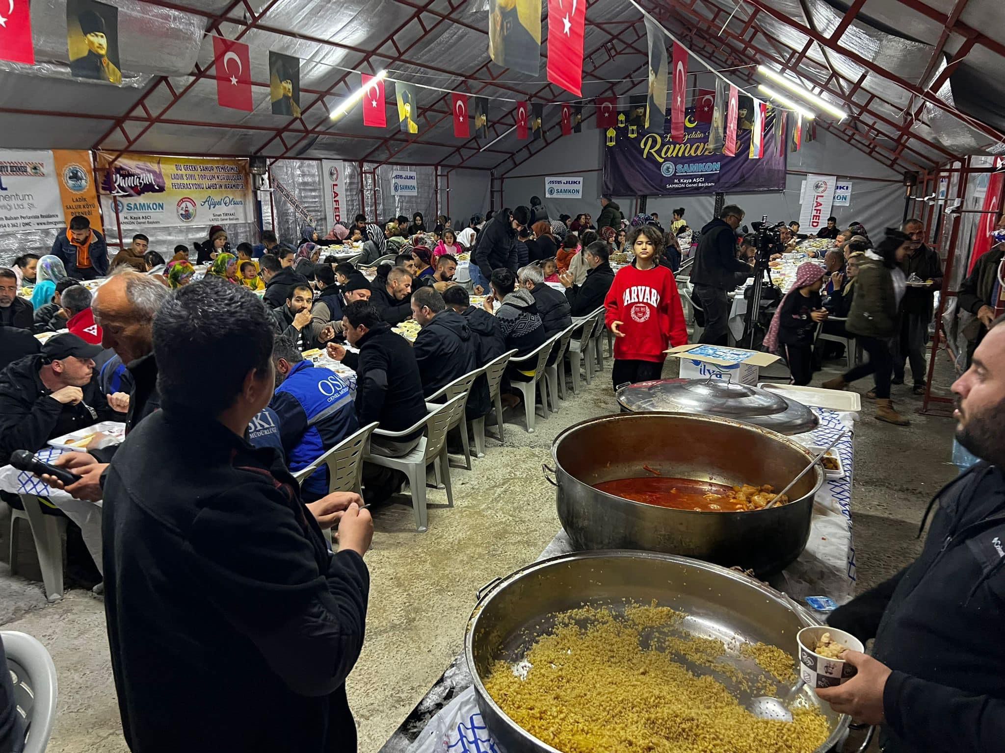 Adıyamanda SAMKON olarak oluşturduğumuz konteyner evlerden kurulu Samsun Köyündeki iftar çadırında depremzede kardeşlerimize sıcak yemek vermeye devam ediyoruz