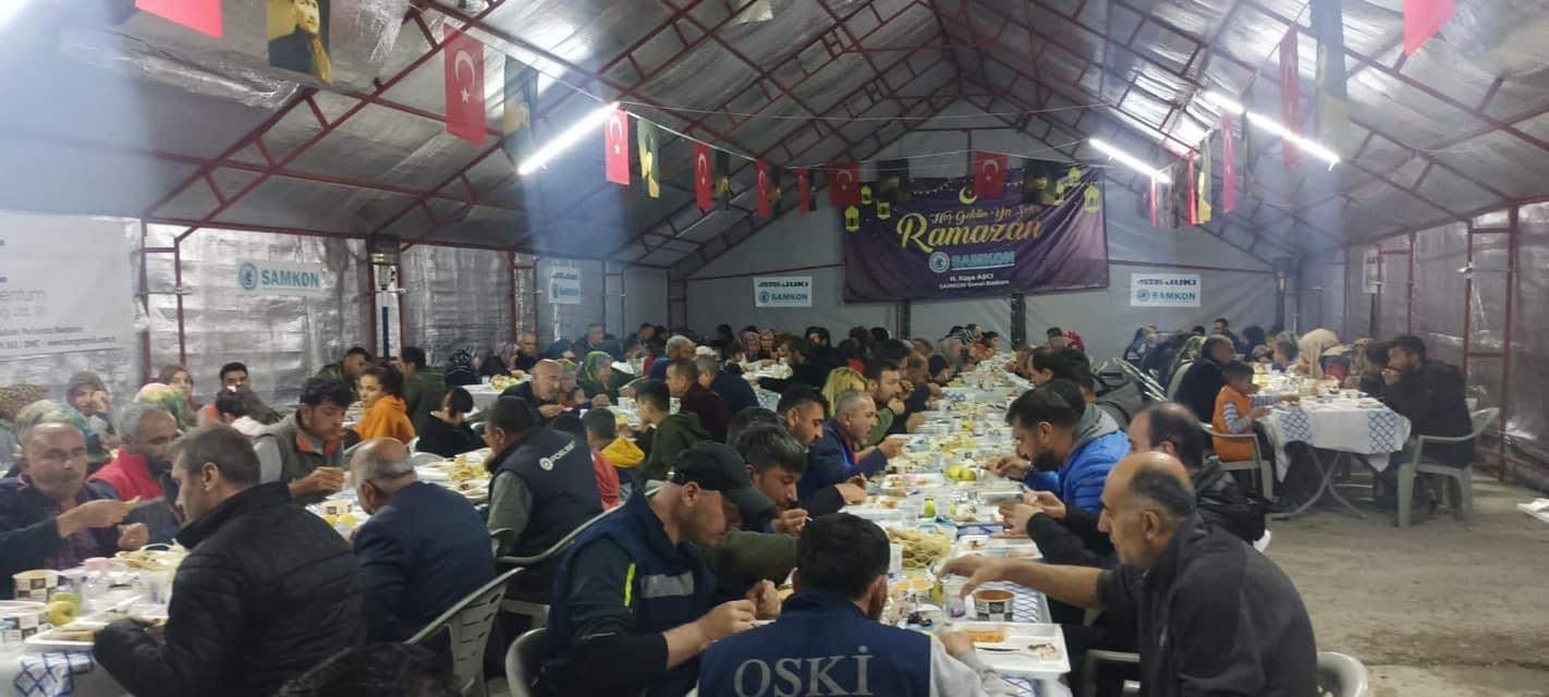 Adıyamanda SAMKON olarak oluşturduğumuz konteyner evlerden kurulu Samsun Köyündeki iftar çadırında depremzede kardeşlerimize sıcak yemek vermeye devam ediyoruz