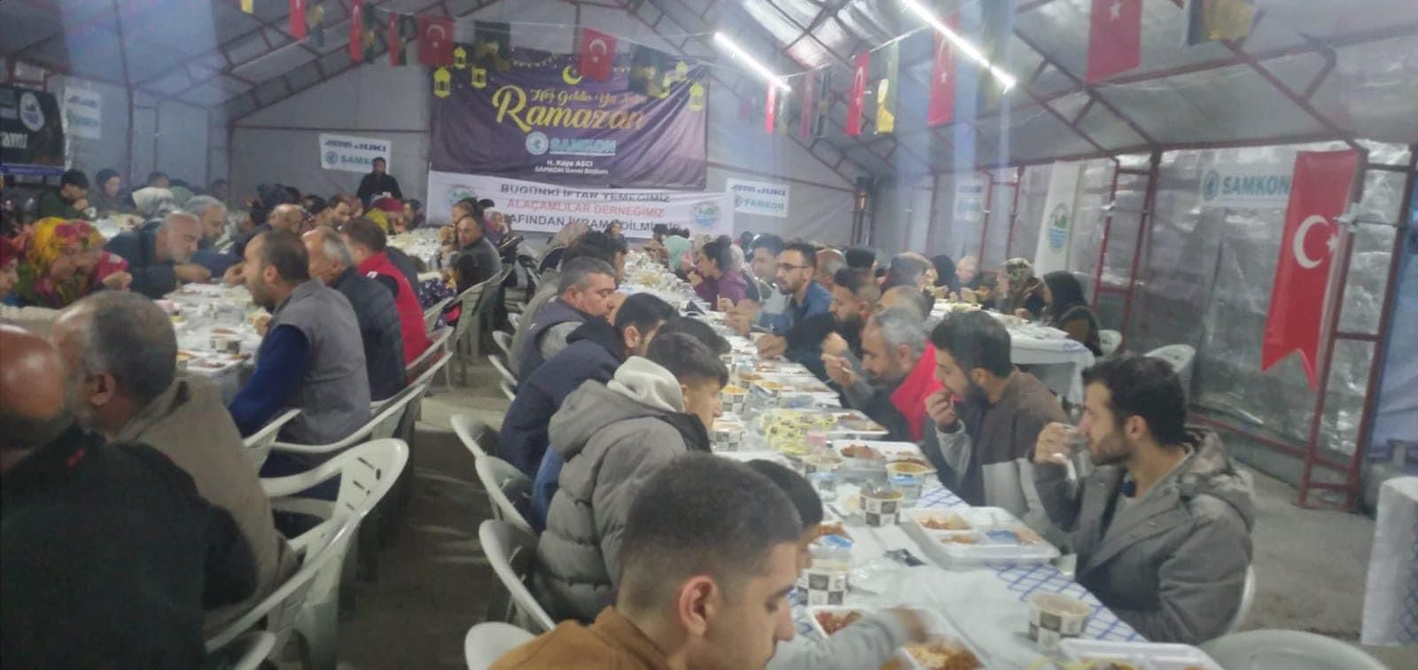 Adıyamanda SAMKON olarak oluşturduğumuz konteyner evlerden kurulu Samsun Köyündeki iftar çadırında depremzede kardeşlerimize sıcak yemek vermeye devam ediyoruz