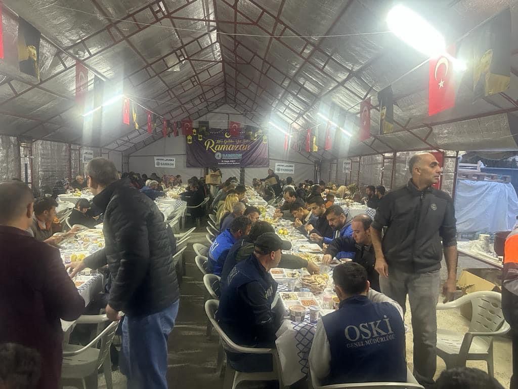 Adıyamanda SAMKON olarak oluşturduğumuz konteyner evlerden kurulu Samsun Köyündeki iftar çadırında depremzede kardeşlerimize sıcak yemek vermeye devam ediyoruz