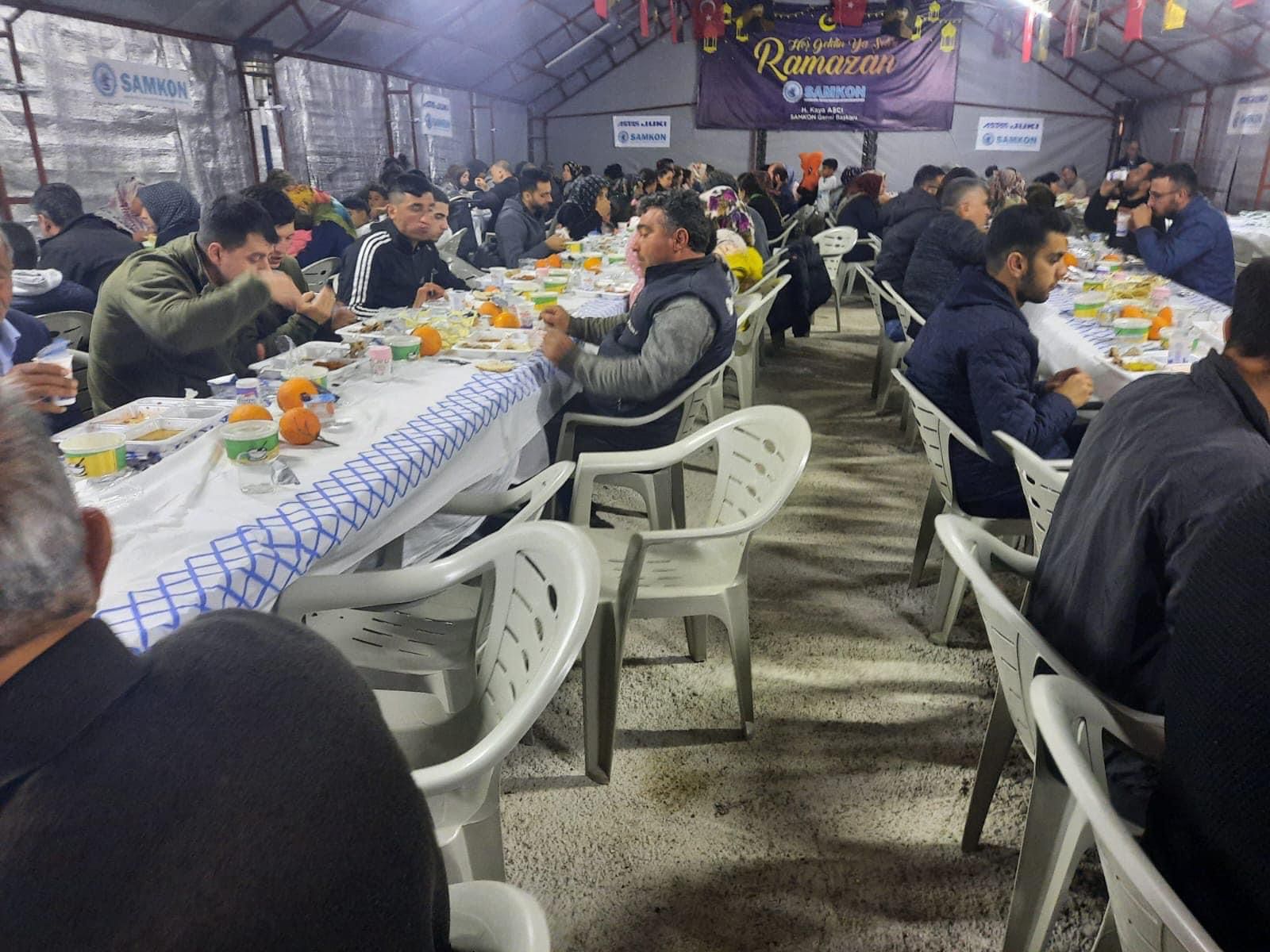 Adıyamanda SAMKON olarak oluşturduğumuz konteyner evlerden kurulu Samsun Köyündeki iftar çadırında depremzede kardeşlerimize sıcak yemek vermeye devam ediyoruz