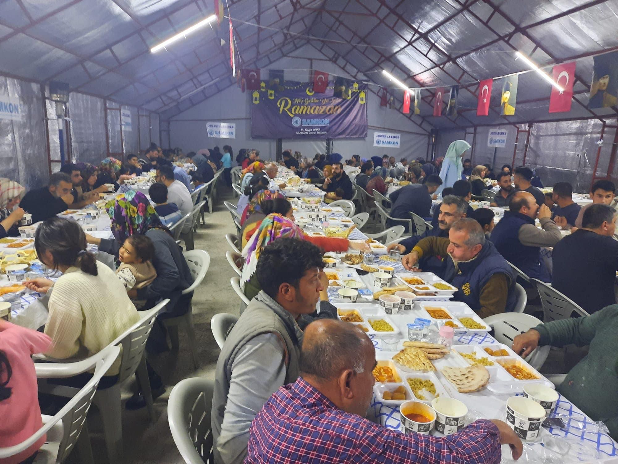 Adıyamanda SAMKON olarak oluşturduğumuz konteyner evlerden kurulu Samsun Köyündeki iftar çadırında depremzede kardeşlerimize sıcak yemek vermeye devam ediyoruz