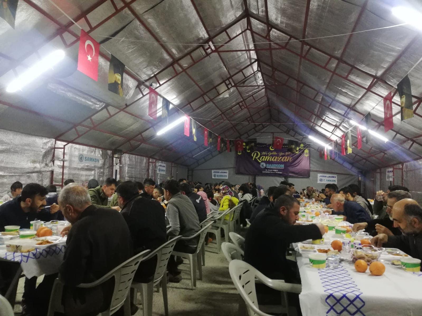 Adıyamanda SAMKON olarak oluşturduğumuz konteyner evlerden kurulu Samsun Köyündeki iftar çadırında depremzede kardeşlerimize sıcak yemek vermeye devam ediyoruz