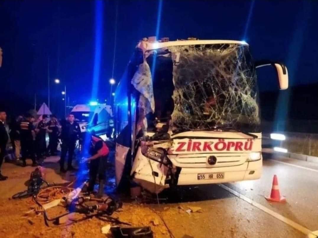 Bayram tatilini memleketimiz Samsunda geçirmek isteyen hemşehrilerimizi taşıyan Öz Vezirköprü Turizm firmasına ait yolcu otobüsü kaza yapmıştır