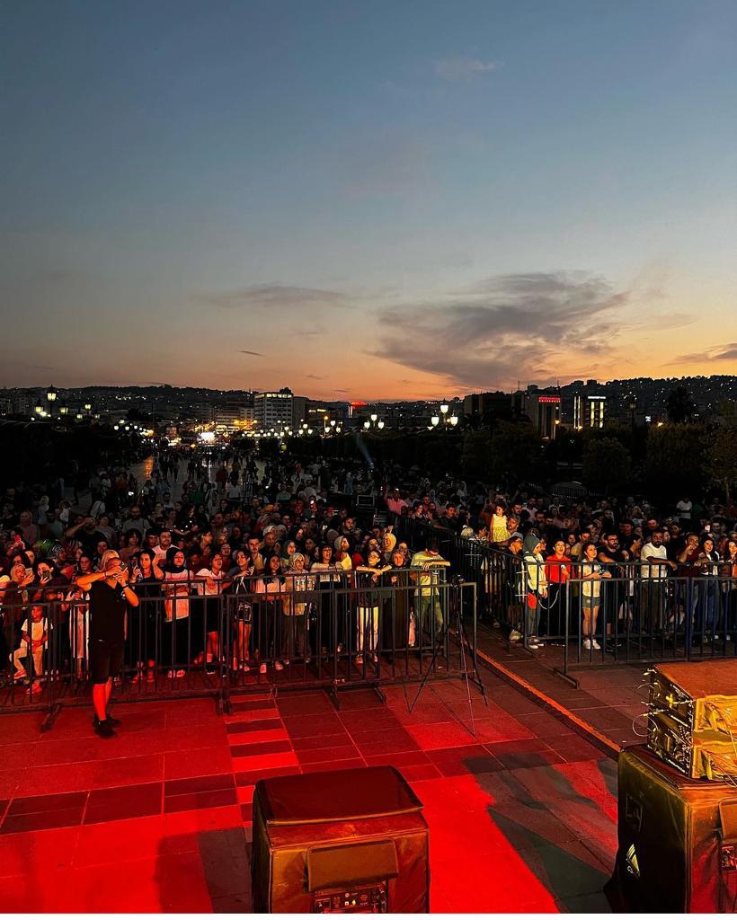 SAMKON Kurtuluş Yolu Bisiklet Turuna  bugün Konser saati öncesi alanlanda hemşehrilerimiz yerlerini almaya başladı