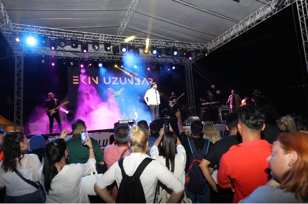 29 Ağustos Karadeniz in Sevilen Sanatçısı Ekin UZUNLAR konserinden kareler